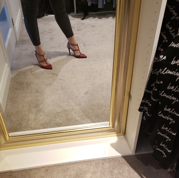 ****SOLD*****100% Authentic Valentino Rockstud Pumps Red - Picture 3 of 11